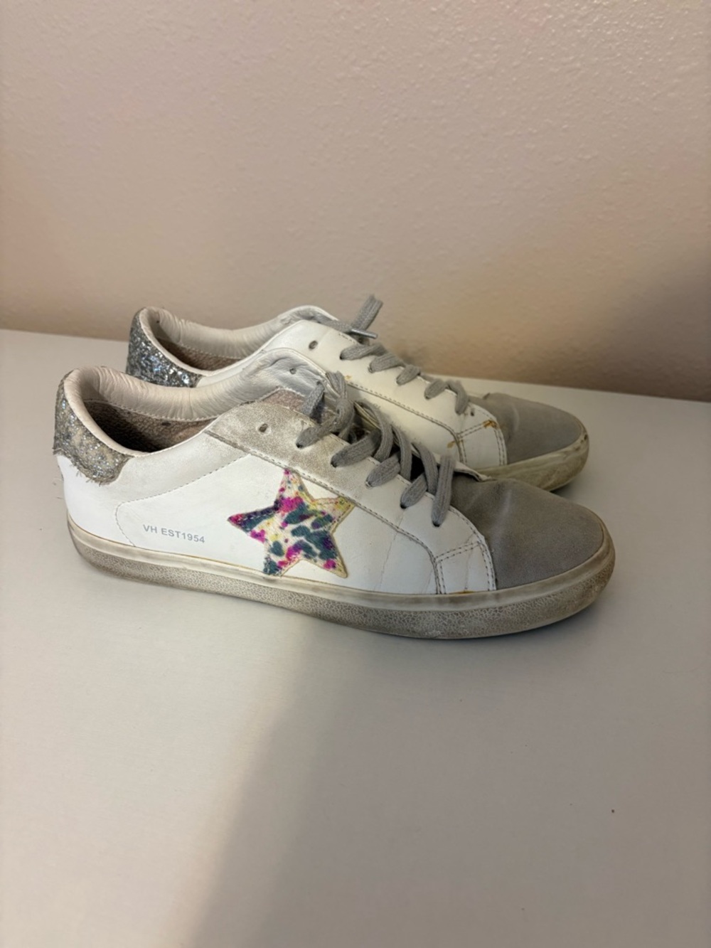 Vintage Havana White Sneakers with Gray Toe and Multicolor Star